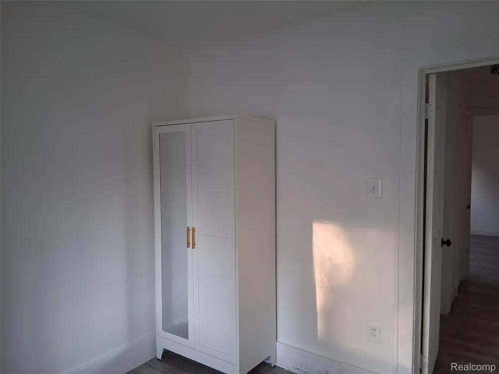 28042 Maple Street Roseville City, MI 48066
