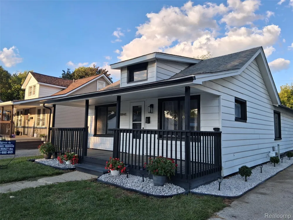 28042 Maple Street Roseville City, MI 48066