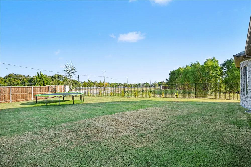 1830 Silver Birch Road Waxahachie, TX 75165