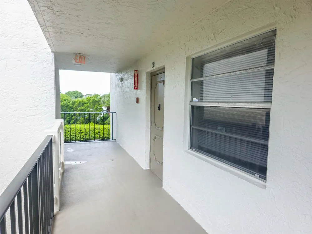 24 Abbey Lane #301 Delray Beach, FL 33446