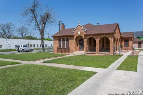 1633 W KINGS HWY