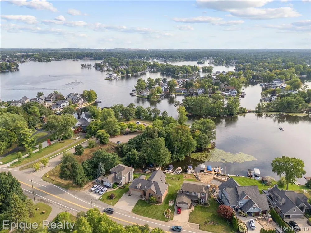 395 Indianwood Road Orion Charter Township, MI 48362