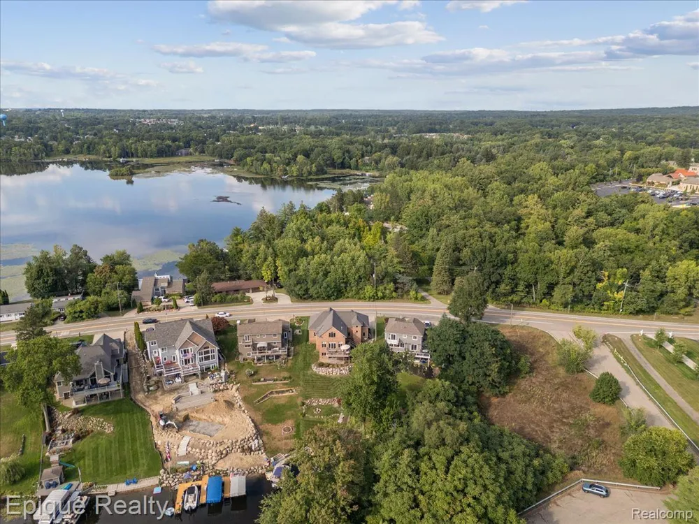 395 Indianwood Road Orion Charter Township, MI 48362