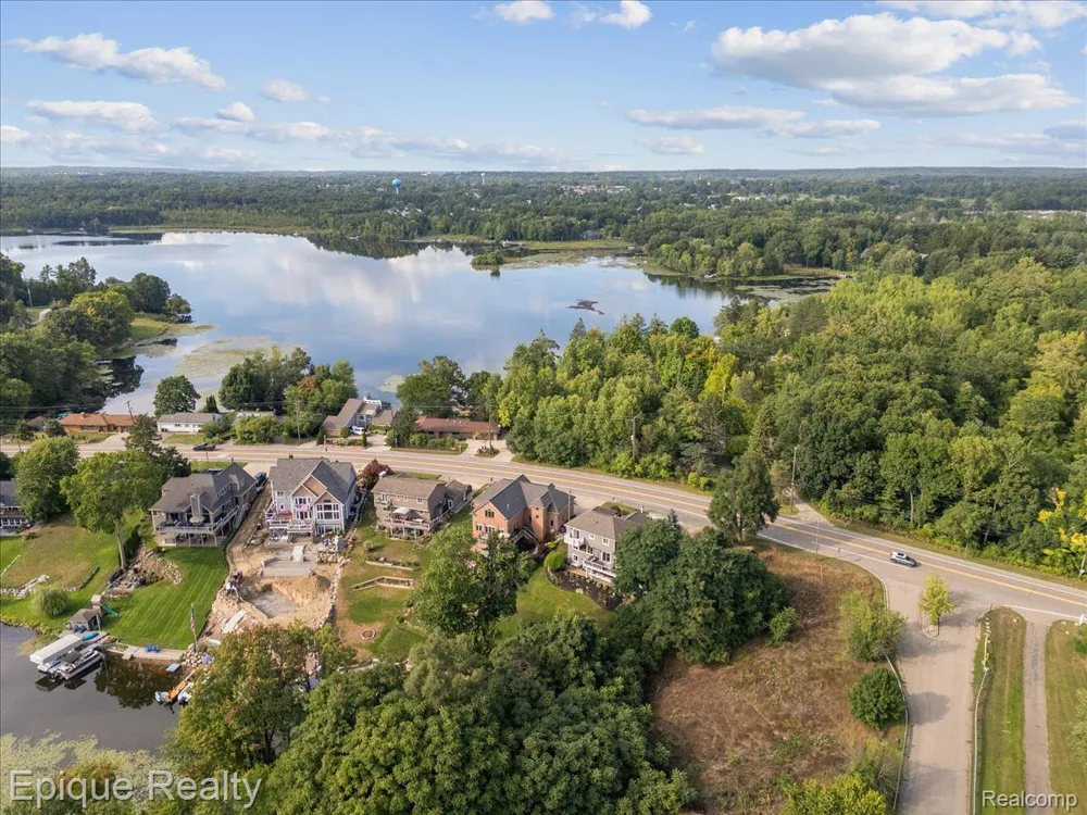 395 Indianwood Road Orion Charter Township, MI 48362