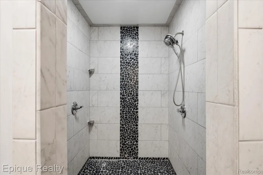 395 Indianwood Road Orion Charter Township, MI 48362