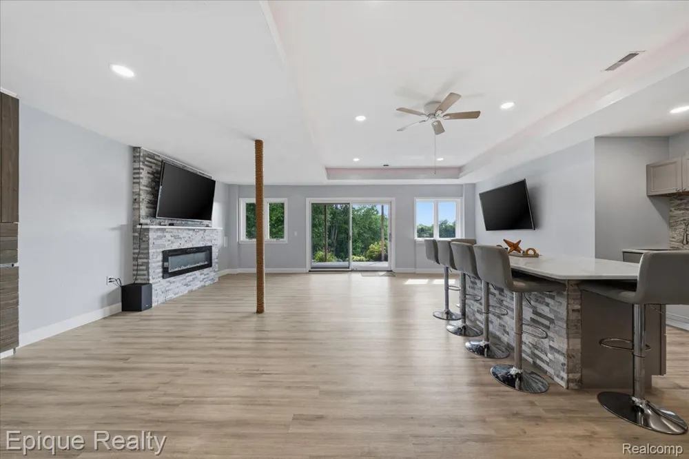 395 Indianwood Road Orion Charter Township, MI 48362