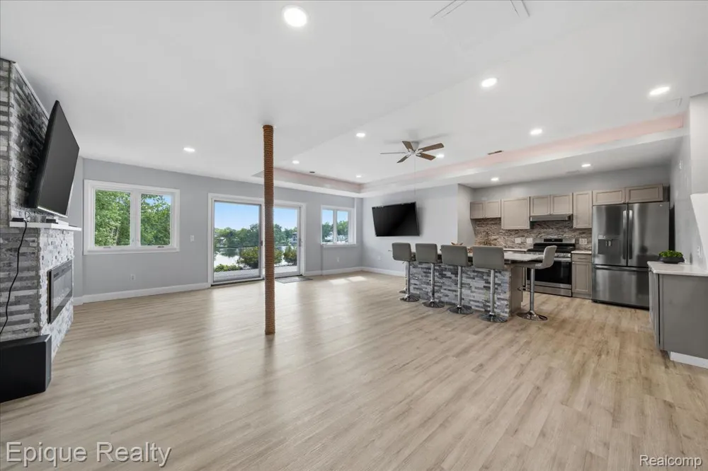 395 Indianwood Road Orion Charter Township, MI 48362