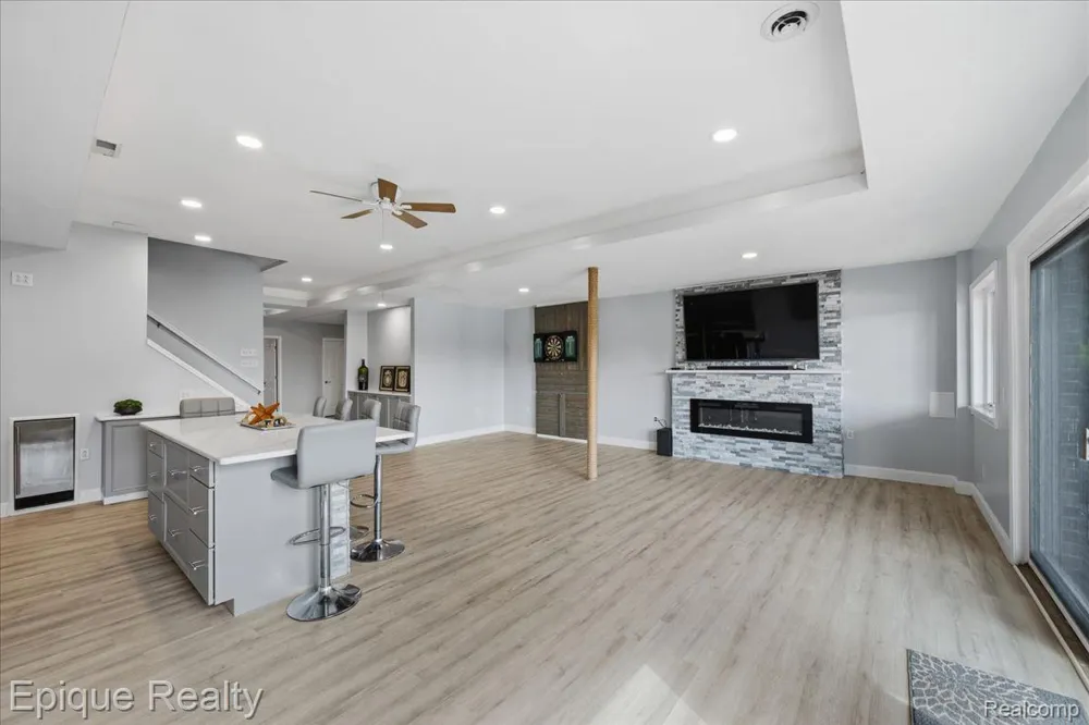 395 Indianwood Road Orion Charter Township, MI 48362