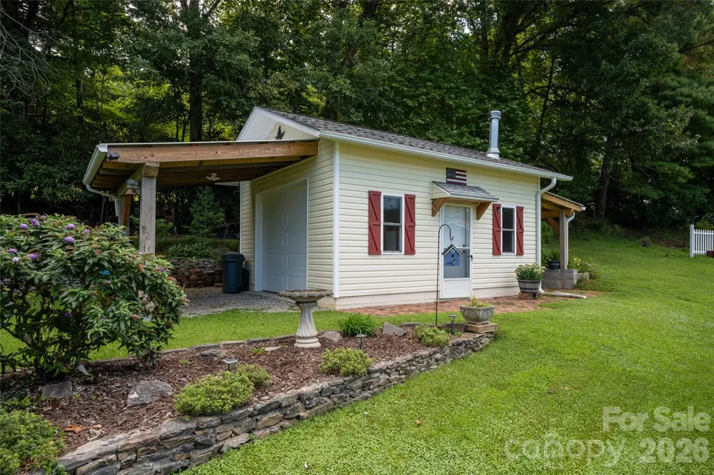 40 Meadow Drive Horse Shoe, NC 28742