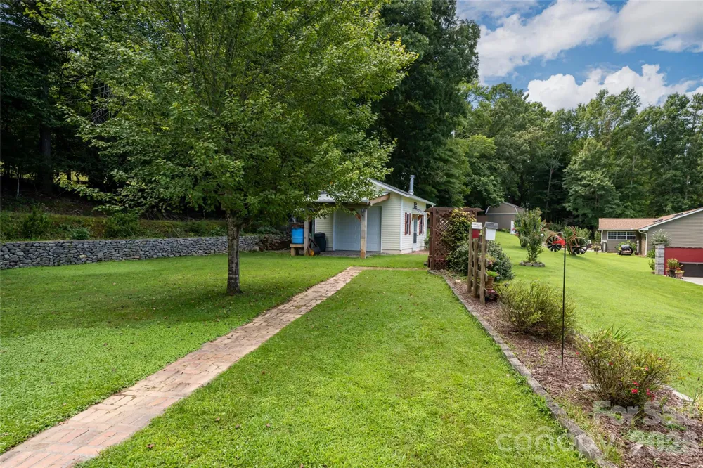 40 Meadow Drive Horse Shoe, NC 28742