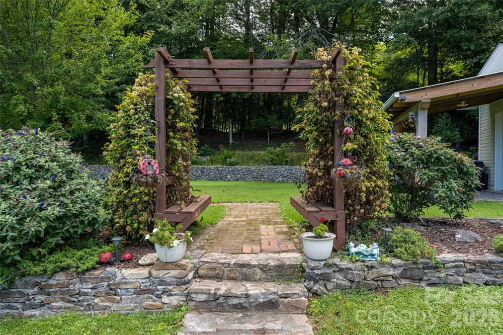 40 Meadow Drive Horse Shoe, NC 28742