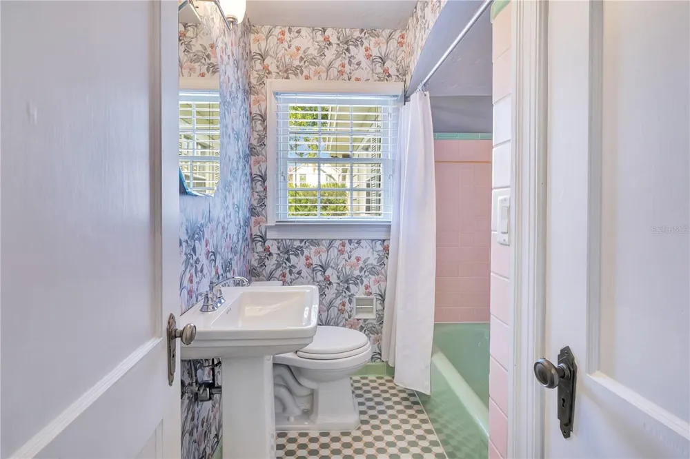 2102 HARRISON AVENUE Orlando, FL 32804