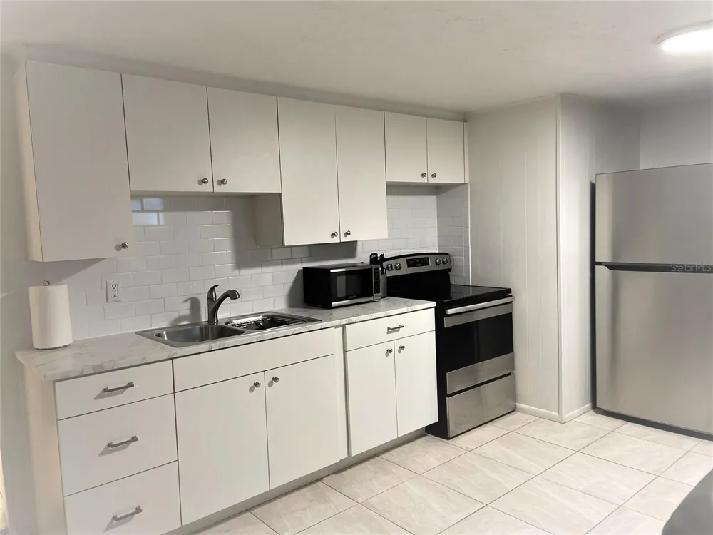 828 S TUTTLE AVENUE #B Sarasota, FL 34237