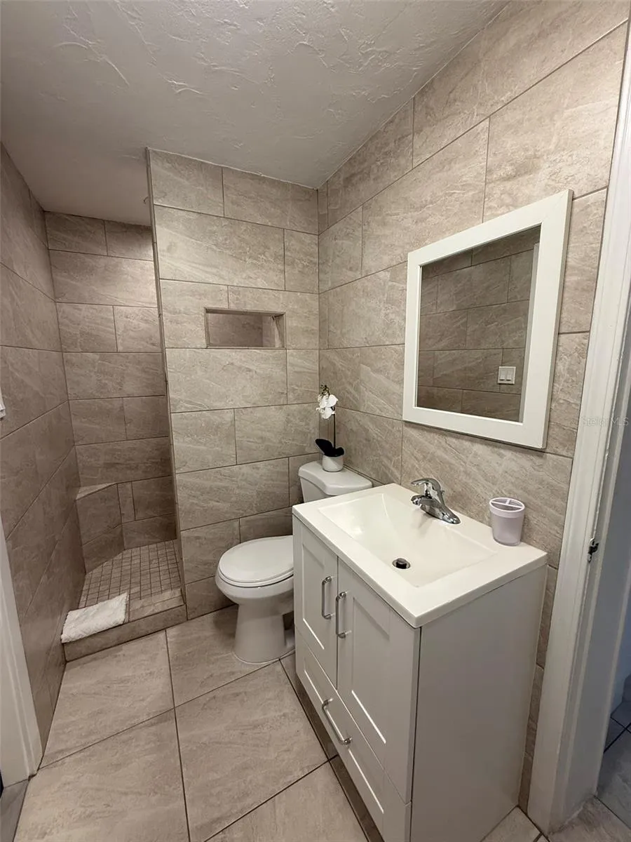 828 S TUTTLE AVENUE #B Sarasota, FL 34237