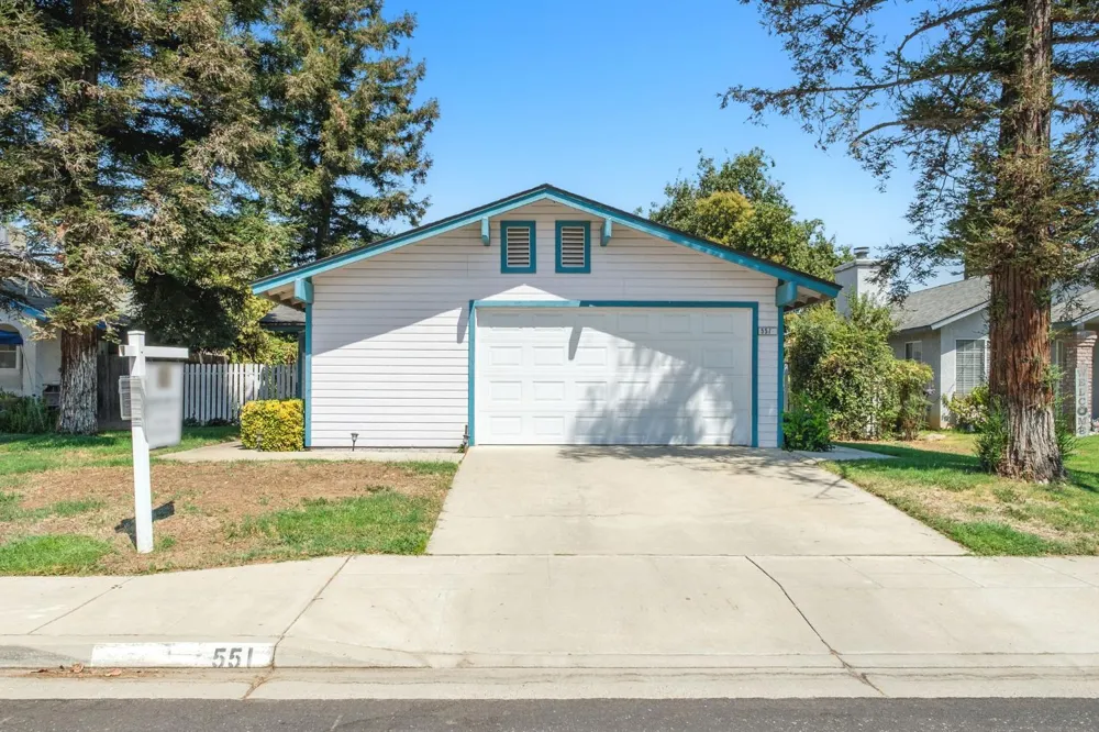 551 W Pat Drive Clovis, CA 93612