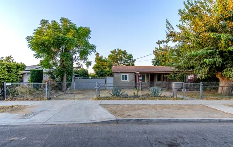 4432 E Lamona Avenue