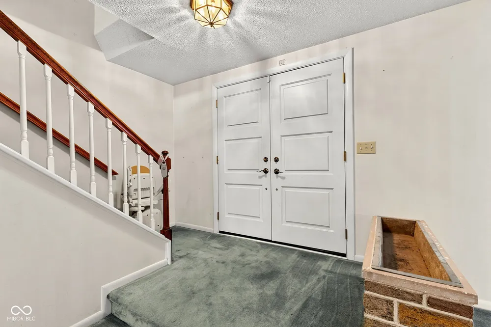 8119 Bromley Place Indianapolis, IN 46219