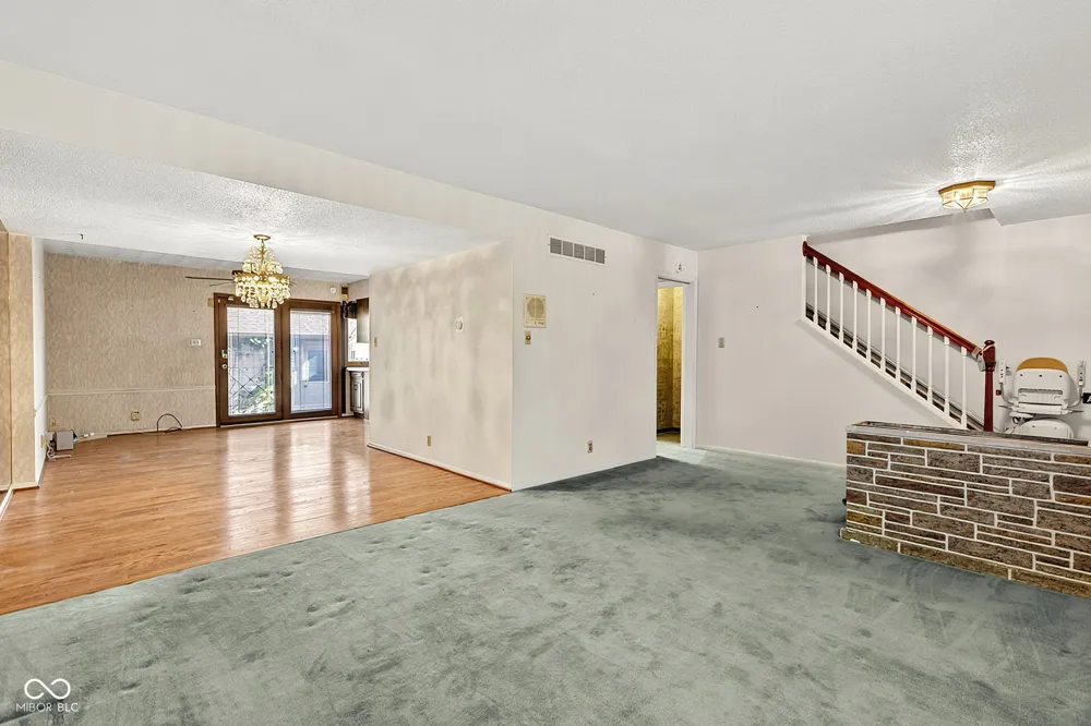 8119 Bromley Place Indianapolis, IN 46219