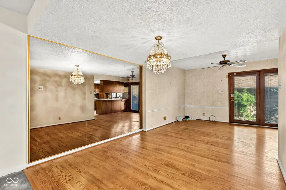 8119 Bromley Place Indianapolis, IN 46219