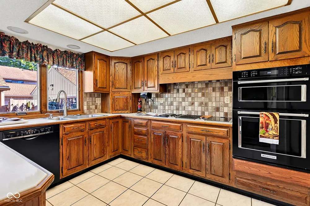 8119 Bromley Place Indianapolis, IN 46219