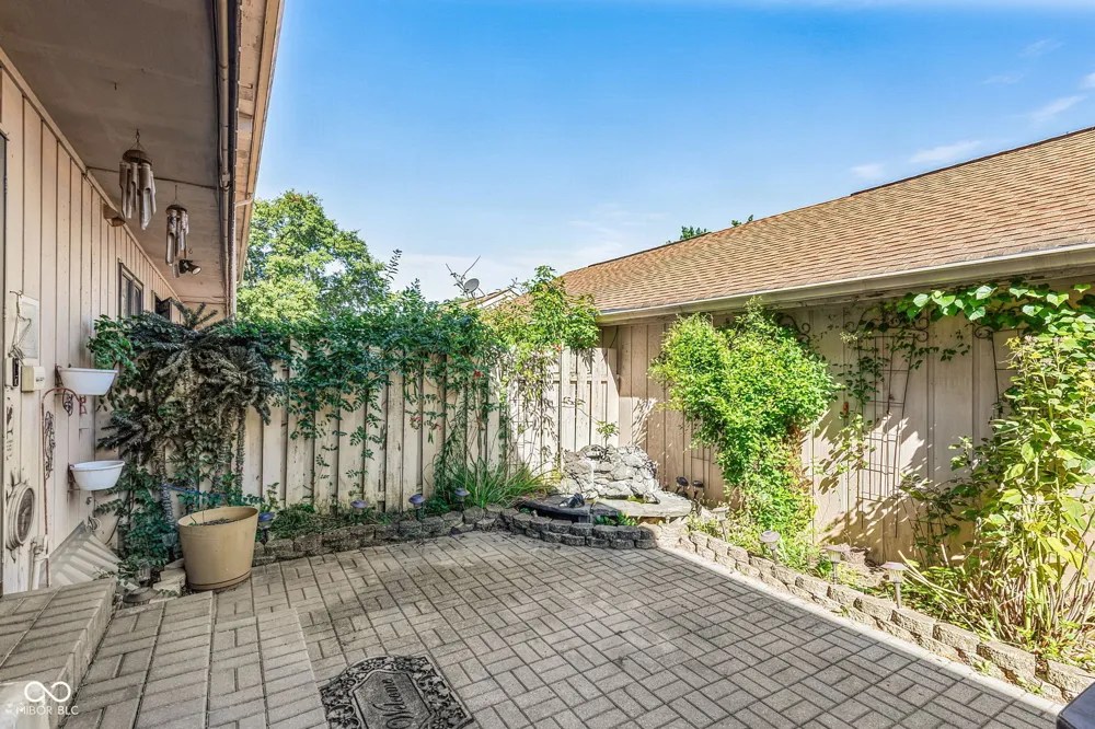 8119 Bromley Place Indianapolis, IN 46219