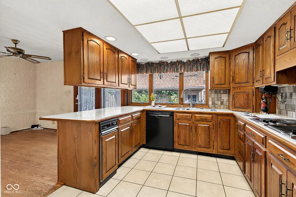 8119 Bromley Place Indianapolis, IN 46219