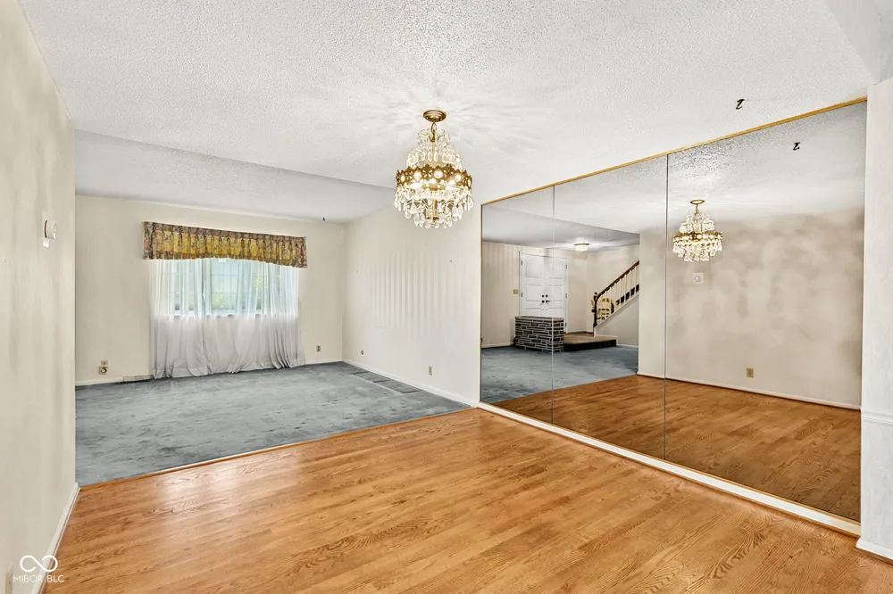 8119 Bromley Place Indianapolis, IN 46219