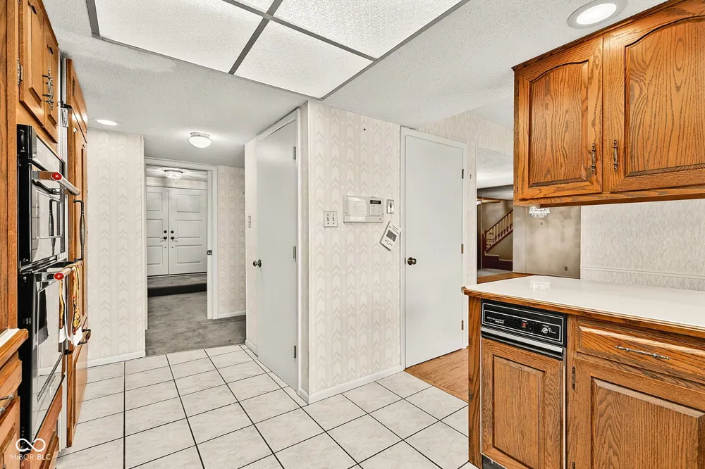 8119 Bromley Place Indianapolis, IN 46219