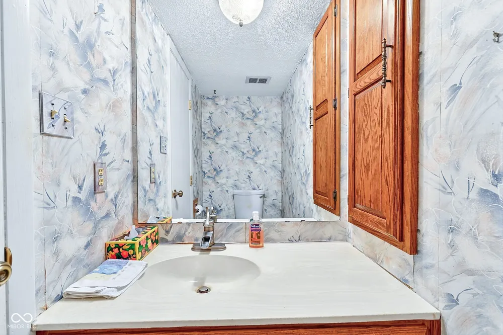 8119 Bromley Place Indianapolis, IN 46219