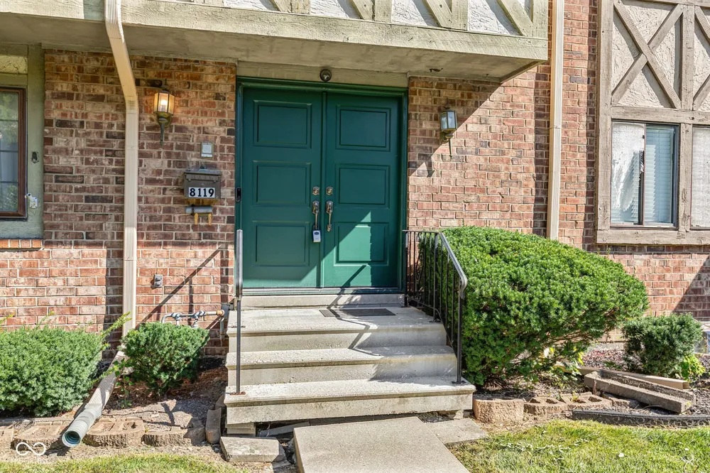 8119 Bromley Place Indianapolis, IN 46219