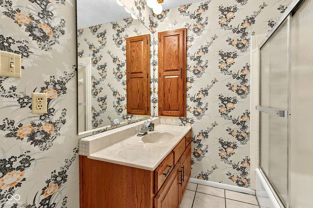 8119 Bromley Place Indianapolis, IN 46219