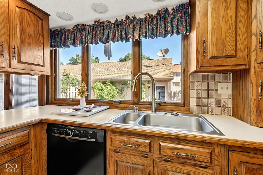8119 Bromley Place Indianapolis, IN 46219