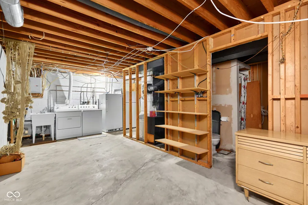 8119 Bromley Place Indianapolis, IN 46219