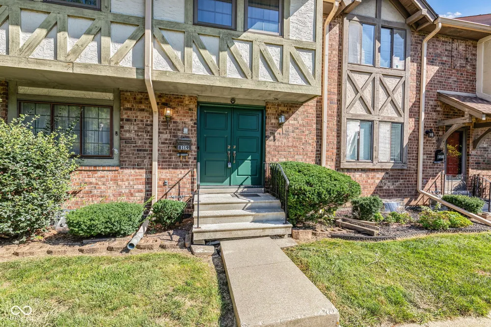8119 Bromley Place Indianapolis, IN 46219