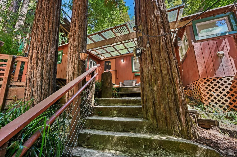 15320 Canyon 3 Road Rio Nido, CA 95471