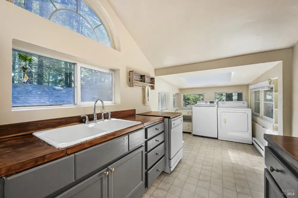 15320 Canyon 3 Road Rio Nido, CA 95471