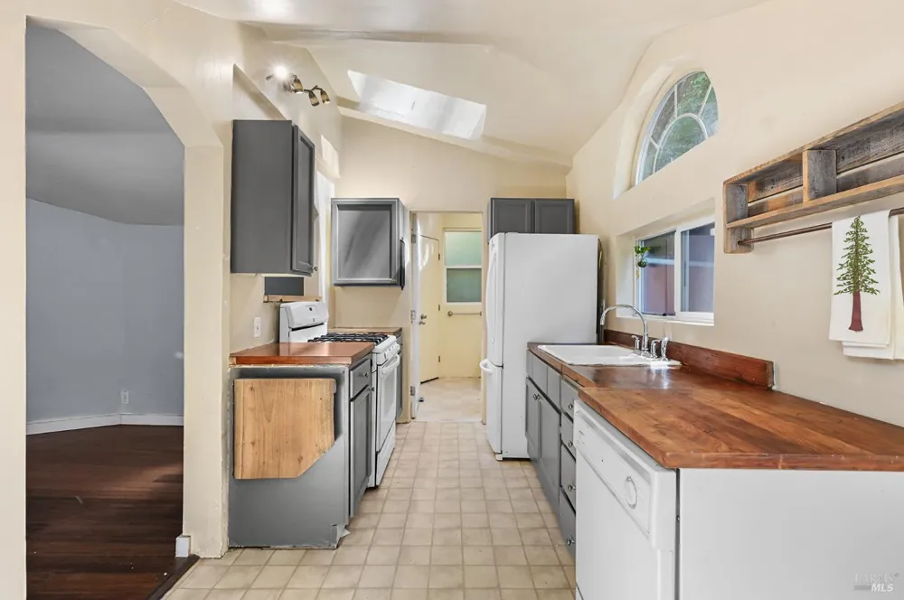 15320 Canyon 3 Road Rio Nido, CA 95471