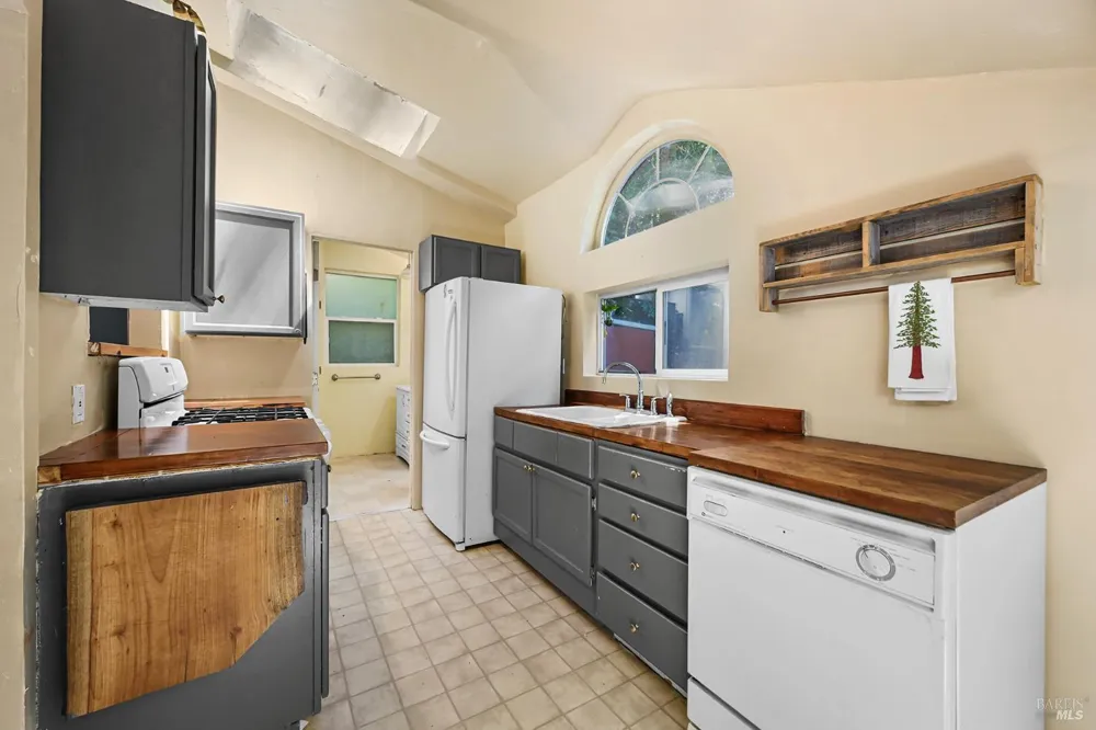 15320 Canyon 3 Road Rio Nido, CA 95471
