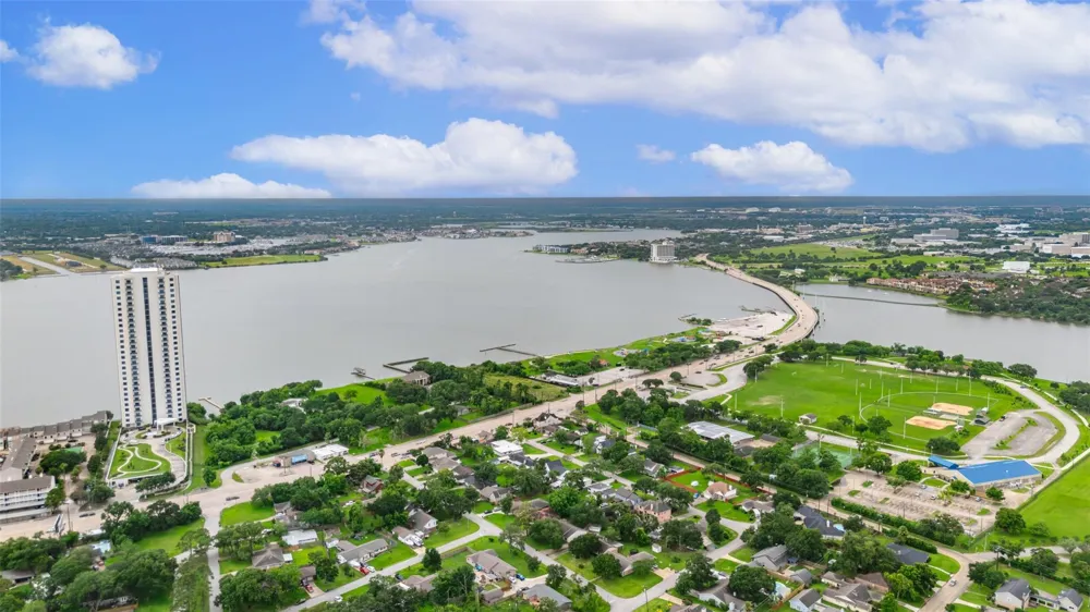 4303 Long Grove Drive Seabrook, TX 77586