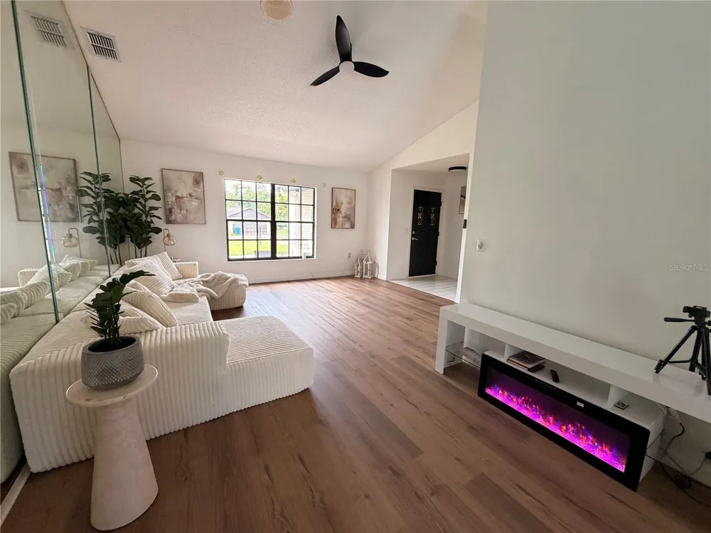 8185 PHILATELIC DRIVE Spring Hill, FL 34606