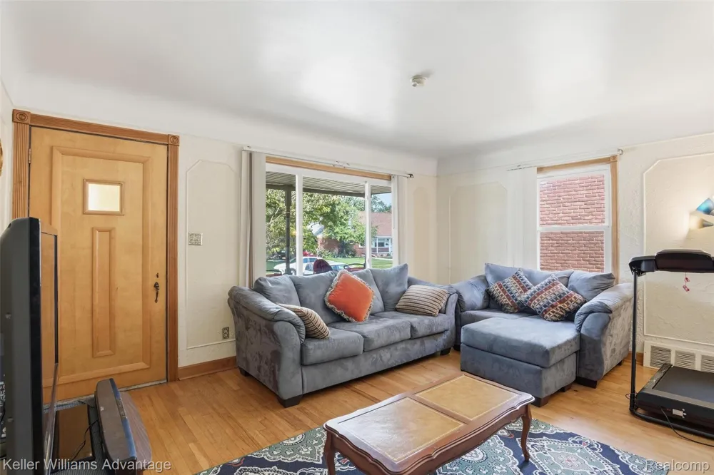 1649 Hollywood Street Dearborn City, MI 48124