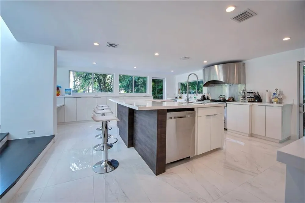 28 PELICAN DRIVE Fort Lauderdale, FL 33301