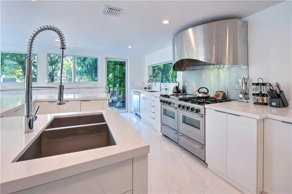 28 PELICAN DRIVE Fort Lauderdale, FL 33301