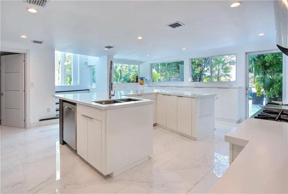 28 PELICAN DRIVE Fort Lauderdale, FL 33301