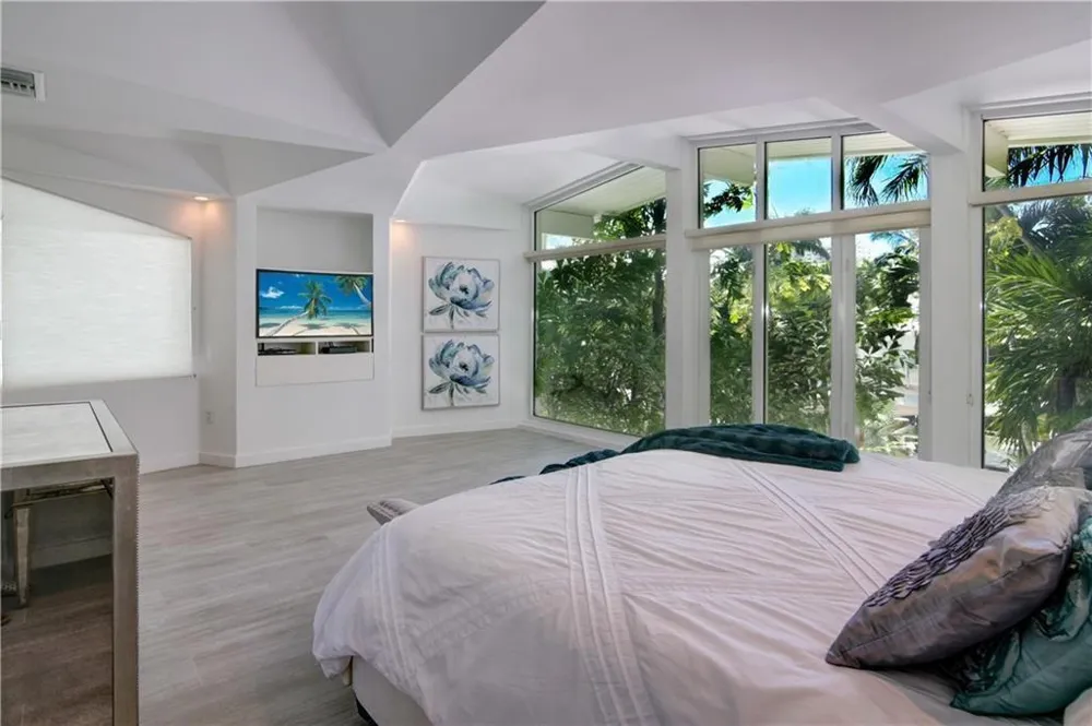 28 PELICAN DRIVE Fort Lauderdale, FL 33301