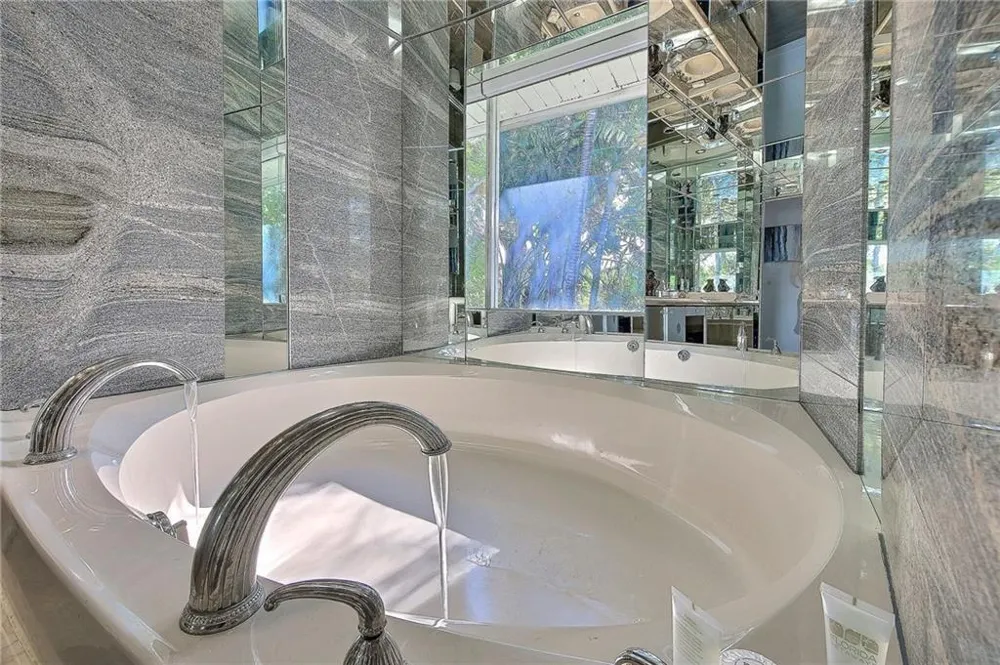 28 PELICAN DRIVE Fort Lauderdale, FL 33301