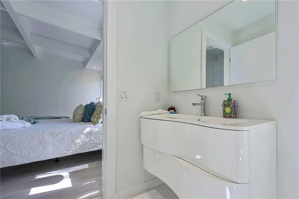 28 PELICAN DRIVE Fort Lauderdale, FL 33301