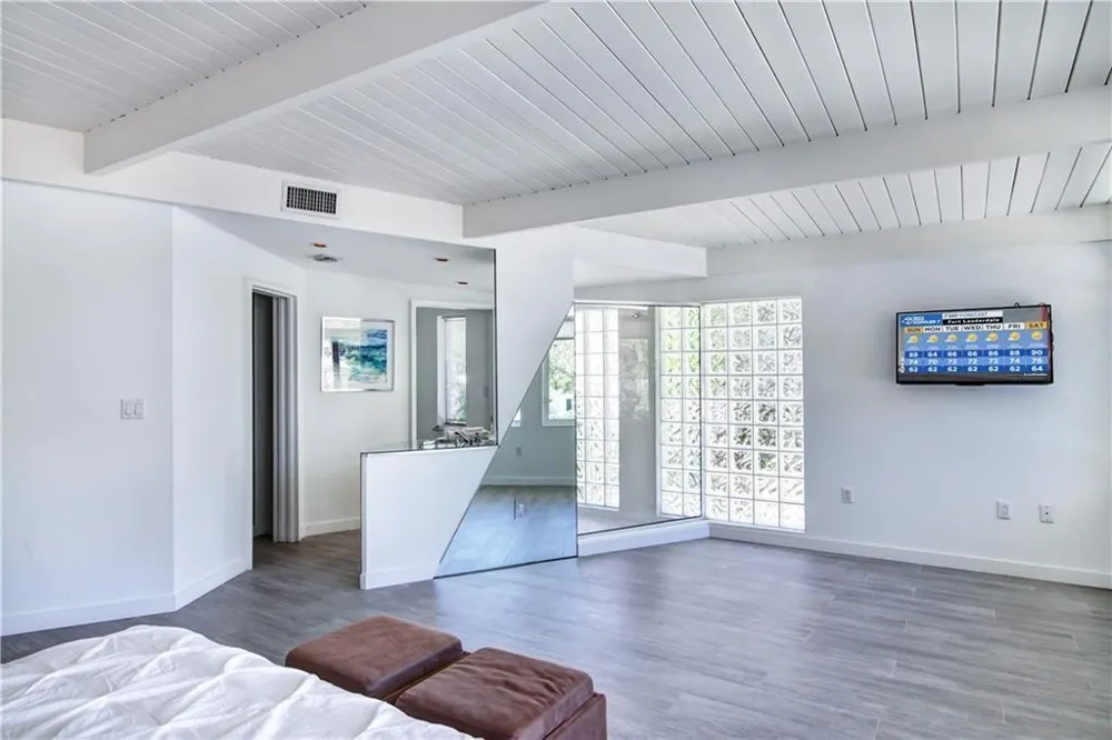 28 PELICAN DRIVE Fort Lauderdale, FL 33301