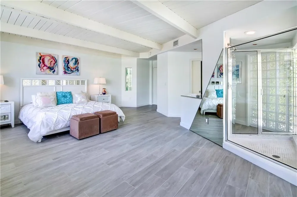 28 PELICAN DRIVE Fort Lauderdale, FL 33301