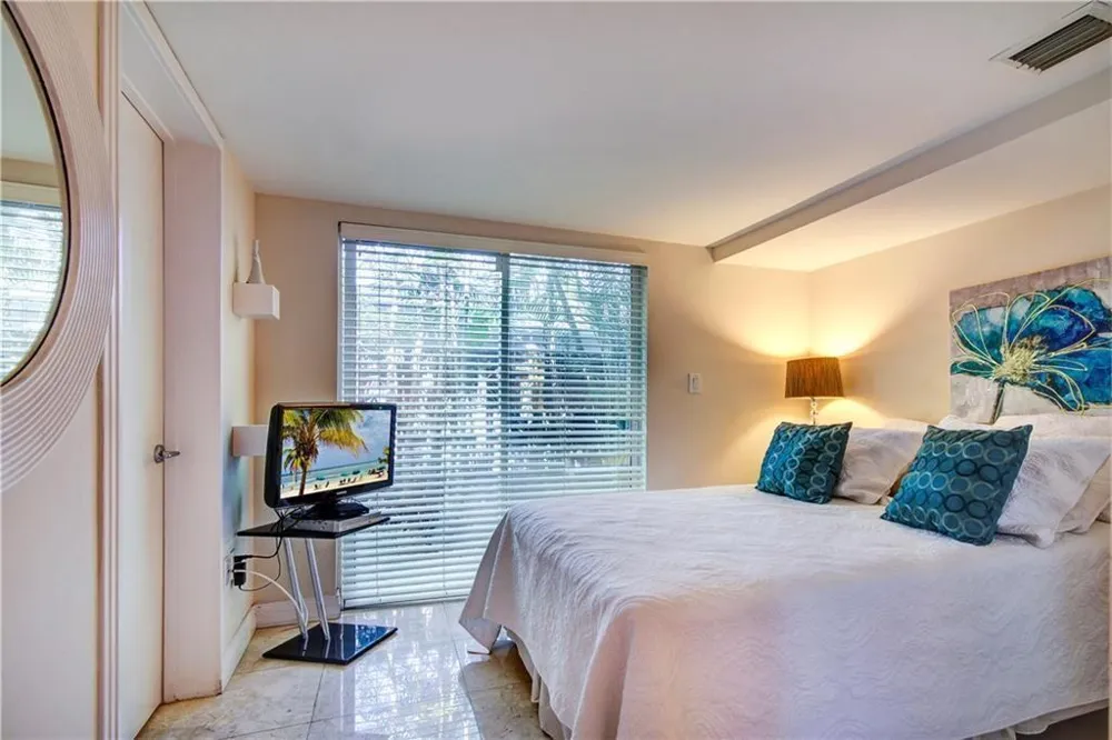 28 PELICAN DRIVE Fort Lauderdale, FL 33301